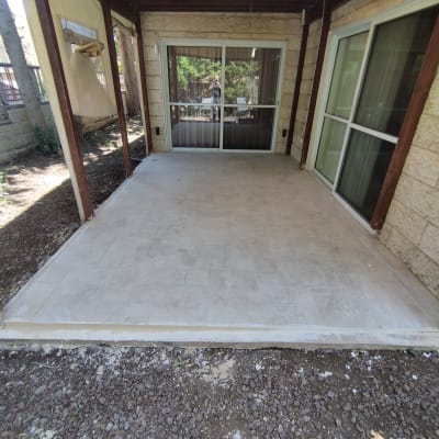 ריצוף חדש במרפסת עם חלונות זכוכית