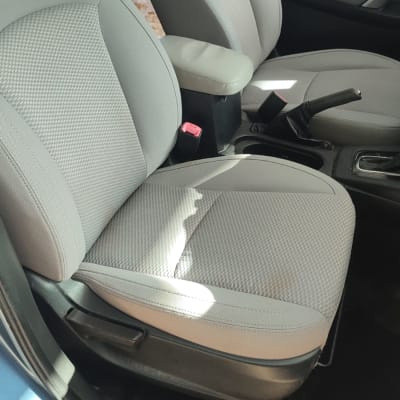 מושבי רכב נקיים עם ריפוד אפור