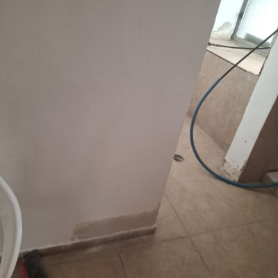 קיר צבוע עם תיקון צבע על הרצפה