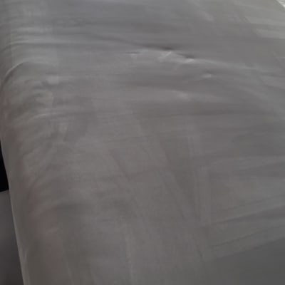 ספה אפורה עם סימני ניקוי נראים בבירור