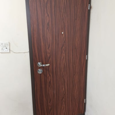 דלת עץ עם ידית מתכת ובריח תחתון