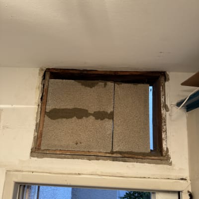 תיקון קיר עם בלוקים וחומרי בנייה