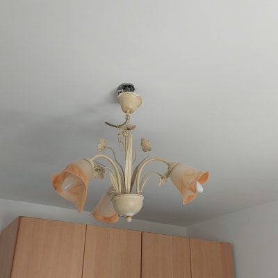 מנורה תלויה עם אהילים כתומים על תקרה לבנה