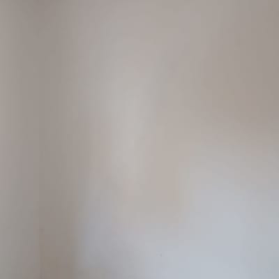 קיר לבן עם סימני לכלוך בתהליך שיפוץ