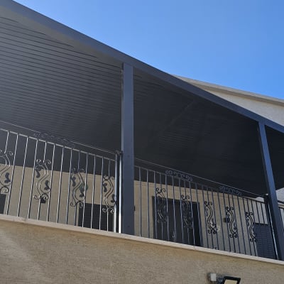 פרגולה מאלומיניום עם גג לוחות אופקיים