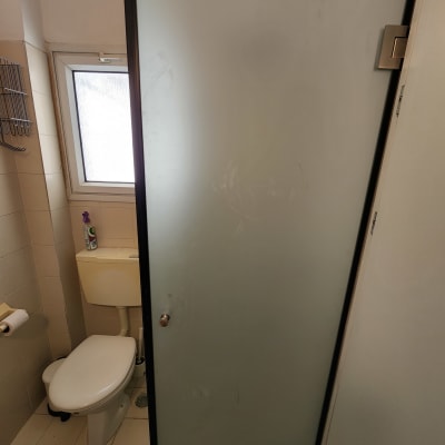 דלת זכוכית למקלחת בחדר אמבטיה קטן