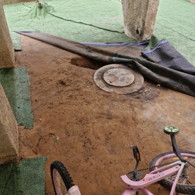 חצר עם אופניים ורשת ירוקה על הקרקע