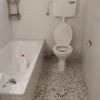 חדר אמבטיה עם שירותים, אמבטיה ורצפת אריחים