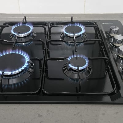 כיריים גז עם ארבעה מבערים דולקים