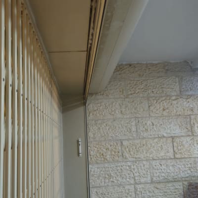 תמונה של תריסים על קיר אבן