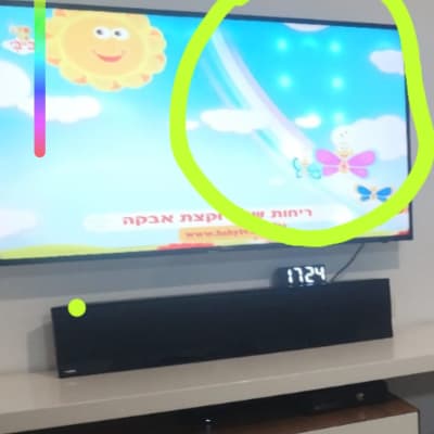 טלוויזיה עם תוכן מצויר ומערכת סאונד מתחת