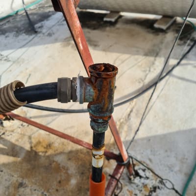 צינור חלוד מחובר לדוד שמש על גג