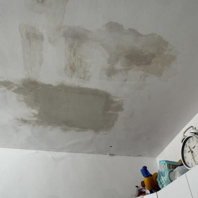 תקרה עם סימני רטיבות ותיקונים