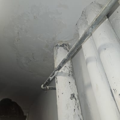 תמונה של צינורות ונזילה בתקרה