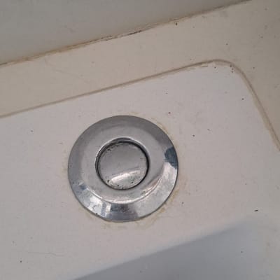 כיור עם פתח ניקוז מתכתי