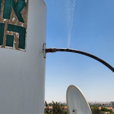 דוד שמש עם צינור מים על גג