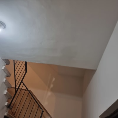 מדרגות עם מעקה ותאורה בתקרה