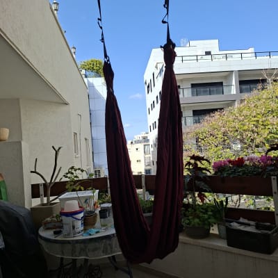 ערסל תלוי במרפסת