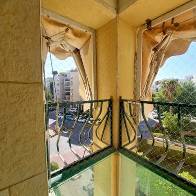 רשת מתוחה על חלון למניעת כניסת יונים