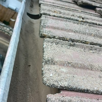 גג רעפים עם מרזב מתכת