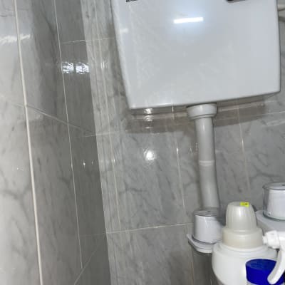 מיכל הדחה וכלים בחדר אמבטיה