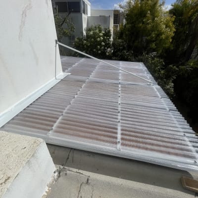 פרגולה מאלומיניום עם כיסוי שקוף על גג