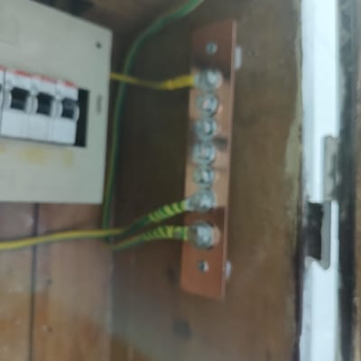 חיבורי חשמל ולוח חשמל בתוך ארון עץ