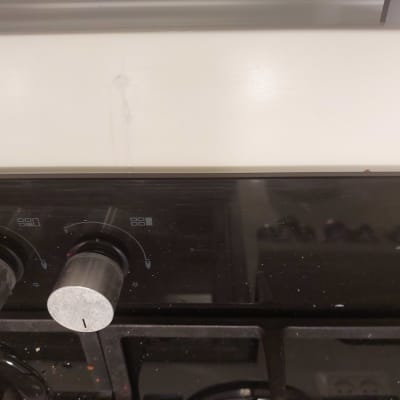 שיש לבן עם סדק קטן במרכז