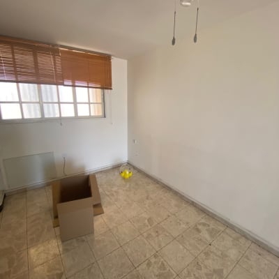 חדר ריק עם קופסת קרטון על הרצפה