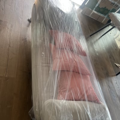 ספה עטופה בניילון לקראת מעבר דירה