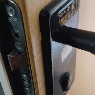 מנעול דלת עם ידית מתכת