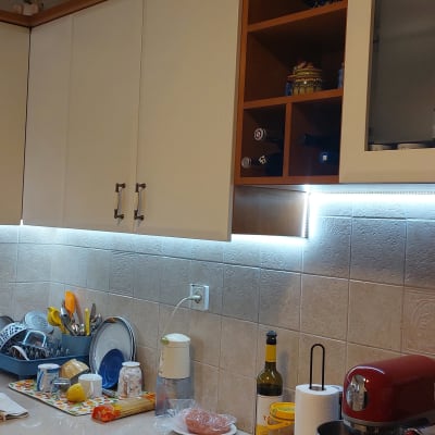 מטבח עם תאורת לד מתחת לארונות