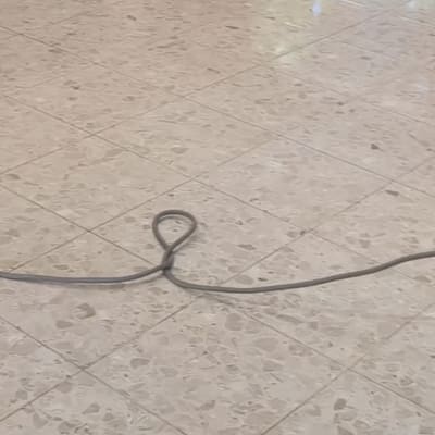 אדם מנקה רצפה עם דלי וסמרטוט