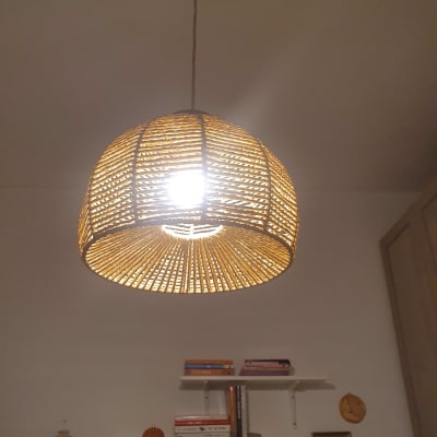 מנורת תקרה קלועה עם נורה דולקת