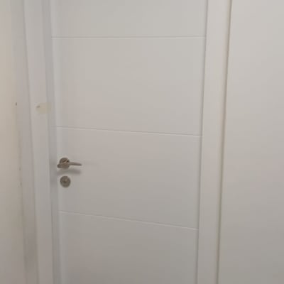 דלת לבנה עם ידית מתכת