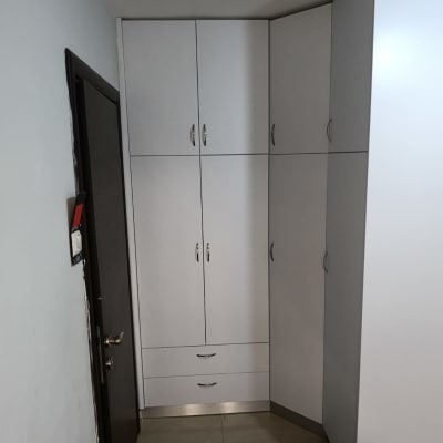 ארונות מטבח לבנים עם ידיות מתכת