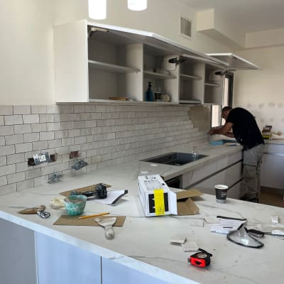 שיפוץ מטבח עם אריחים, כלים וחומרים על השיש