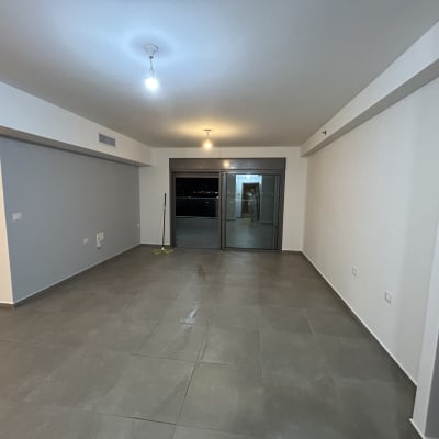 קירות צבועים בלבן ואפור, רצפה נקייה