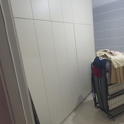 ארון לבן גדול עם דלתות, שרפרף כחול על הרצפה