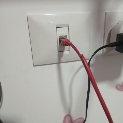 כבל רשת מחובר לשקע בקיר