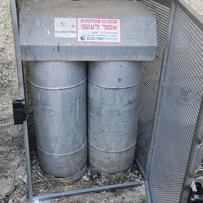 מיכלי גז בתוך מסגרת מתכת פתוחה