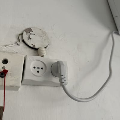 שקע חשמל עם תקע מחובר לקיר