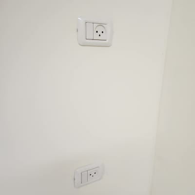 שני שקעי חשמל בקיר לבן