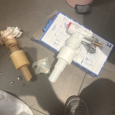 חלקי אינסטלציה וכלים על הרצפה