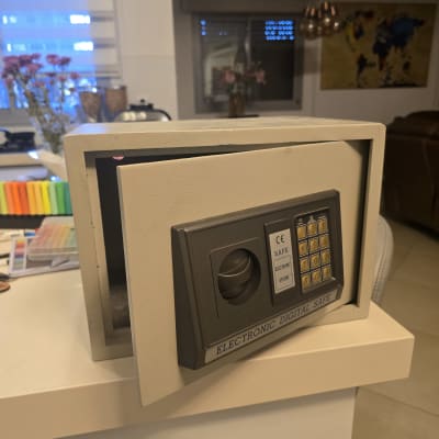 כספת דיגיטלית פתוחה עם לוח מקשים