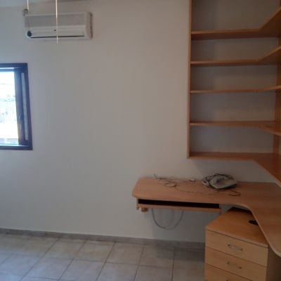 חדר ריק עם מדפים ושולחן עץ