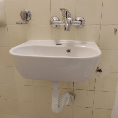 כיור עם ברז על קיר מרוצף