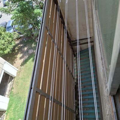 חבלי כביסה מותקנים במרפסת