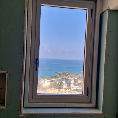 חלון אלומיניום עם נוף לים