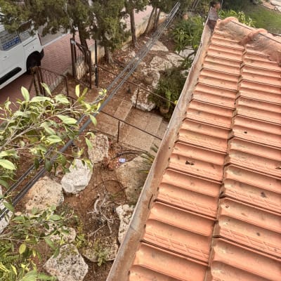 גג רעפים עם עצים מסביב